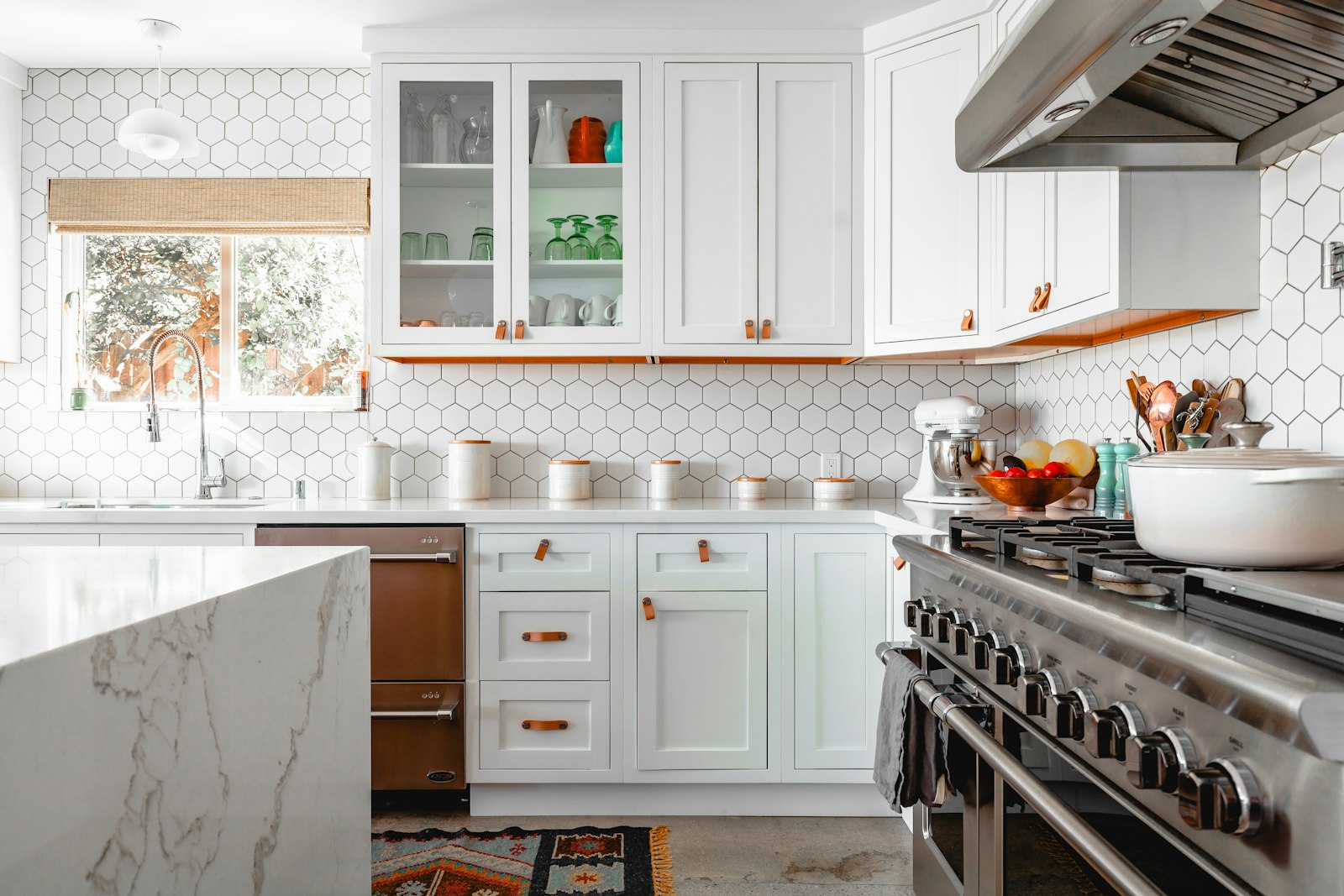 Cocina blanca con alacenas vidriadas